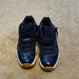 Size 9.5 Jordan 11 low navy